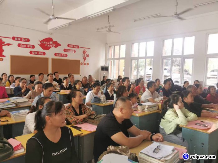 我校召开高一年级家长会